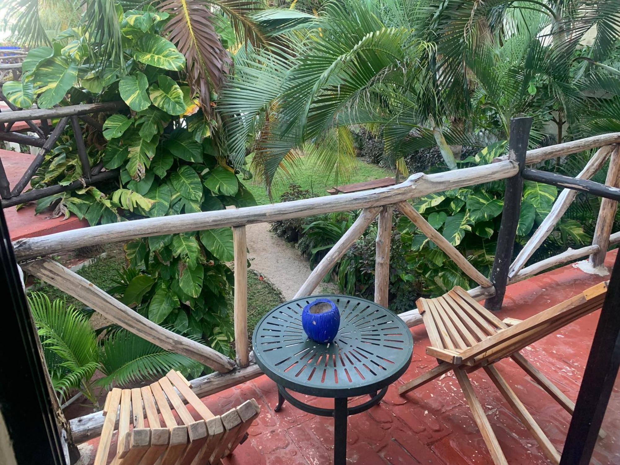 Casa Caribe 칸쿤 외부 사진 A view of the balcony of a room at the hotel