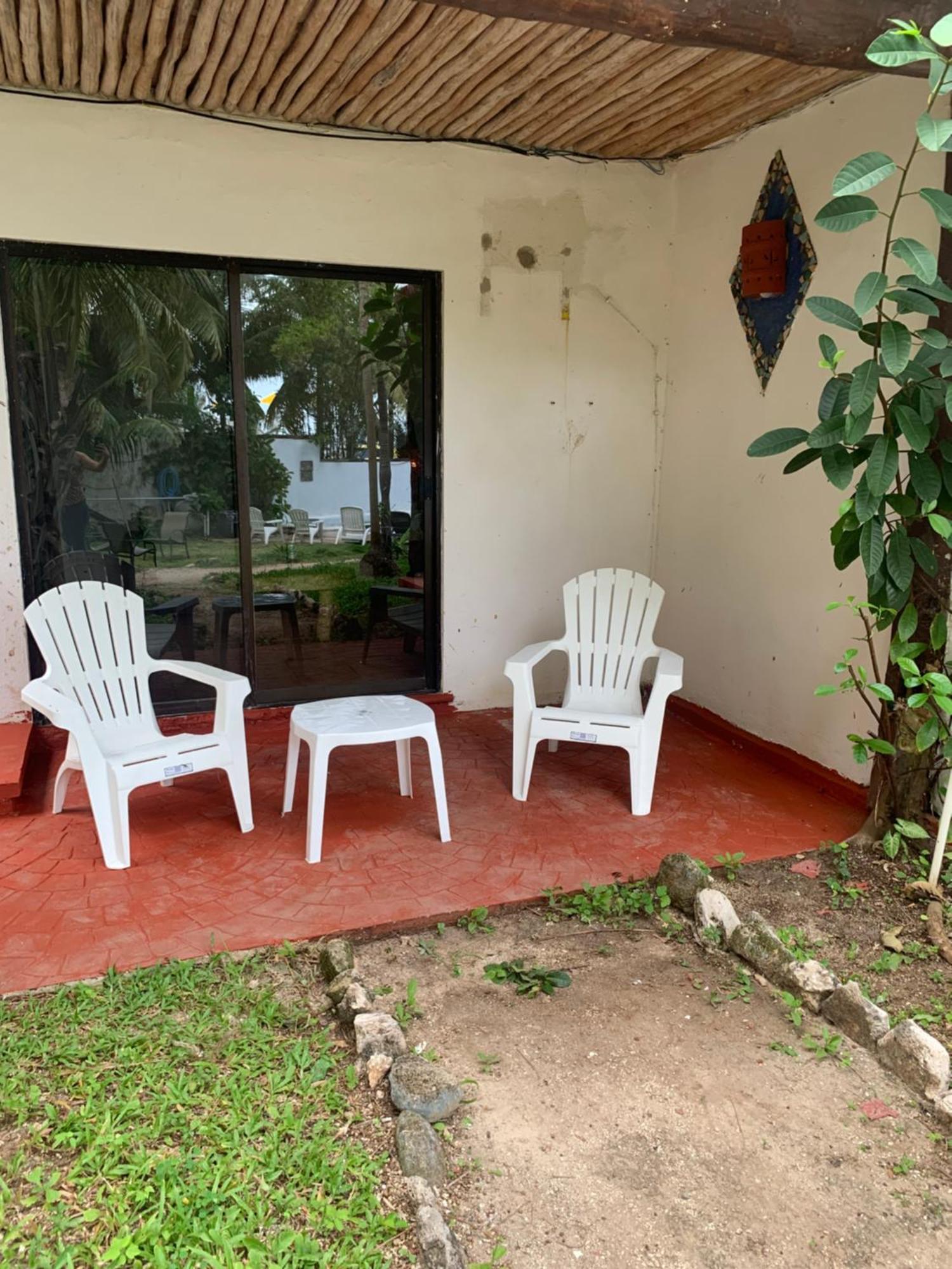 Casa Caribe 칸쿤 외부 사진 A typical patio at a hotel in San José, Costa Rica
