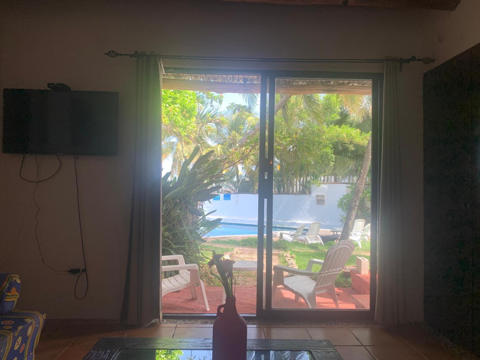 Casa Caribe 칸쿤 외부 사진 A view of the pool from the living room